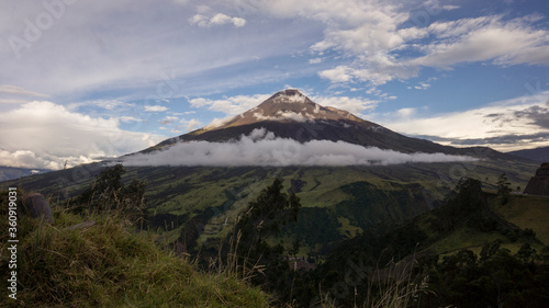 The Tungurahua volcano takes off his hat of clouds (Ecuador)