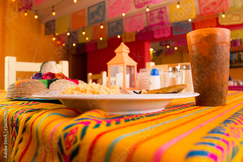 platillo de chile relleno con arroz y frijoles refritos en una mesa decorada mexicana en un restaurante mexicano 