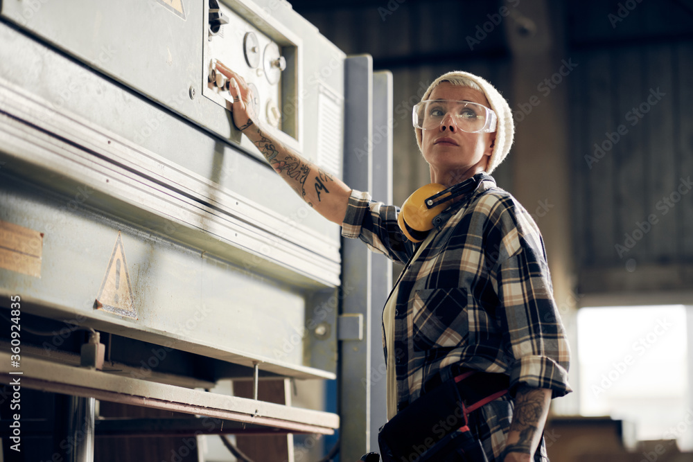 Female craftsman switching joiner machine Female craftsman switching joiner machine