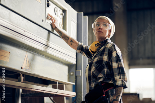 Female craftsman switching joiner machine