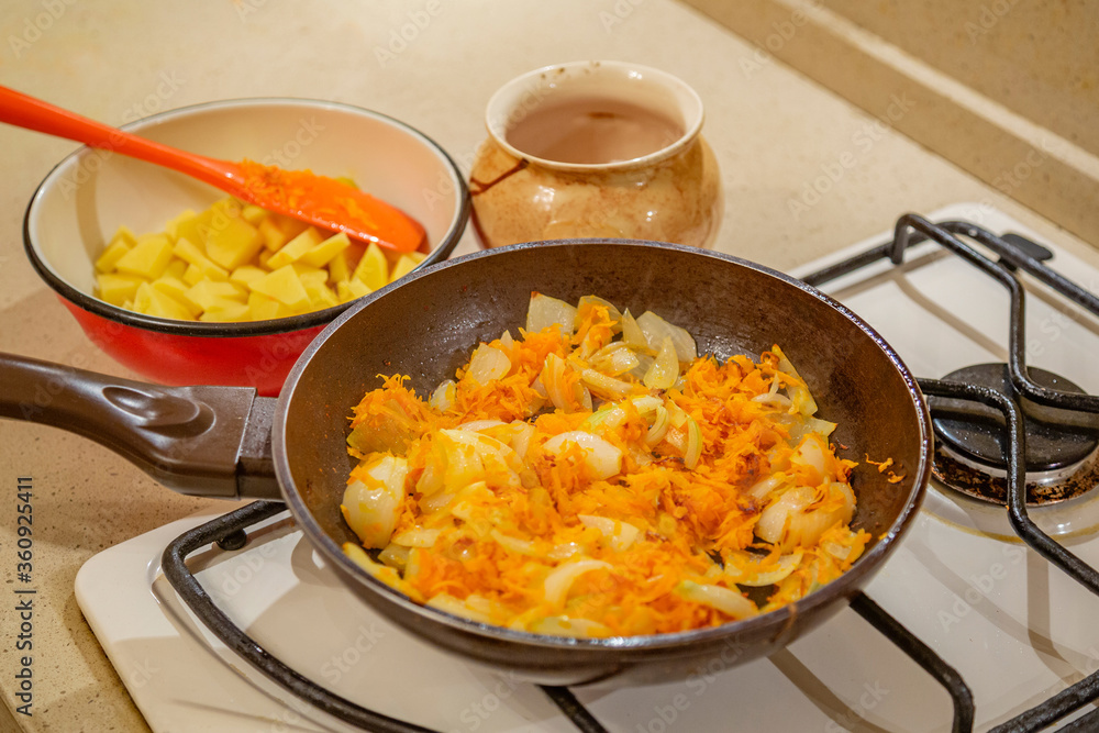 Recipe for baked meat with cheese and fresh vegetables in earthenware pots Recipe for baked meat with cheese and fresh vegetables in earthenware pots