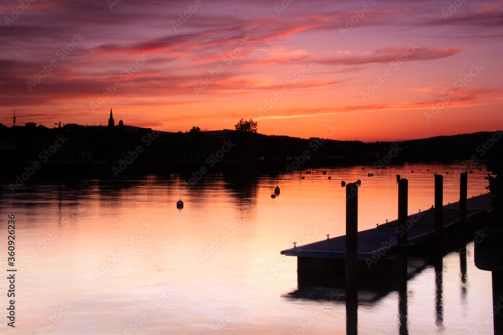 Obraz premium sunset on the river