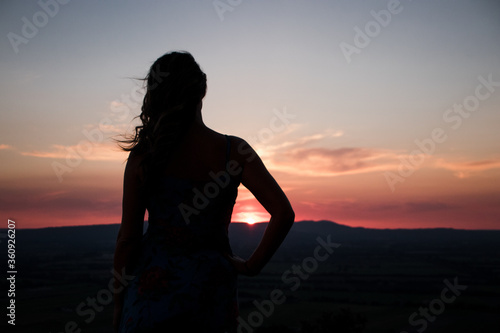 free calm woman silhouette enjoy sunset © Esther