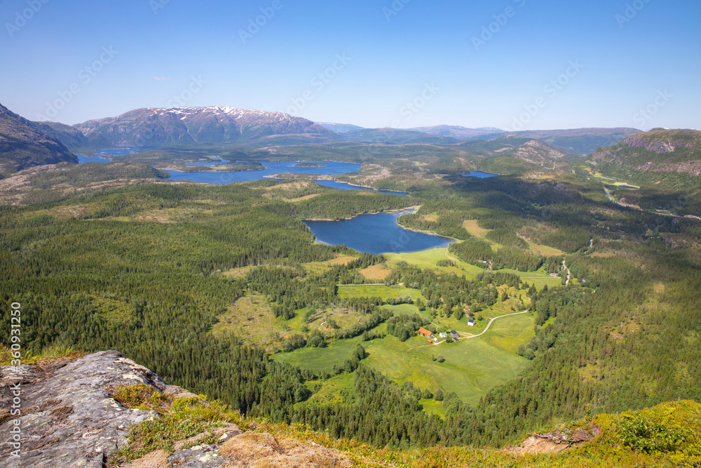 Obraz premium On a hike to the mountain Hongfjellet Tosen, Velfjord Northern Norway - view to the Vassbygda