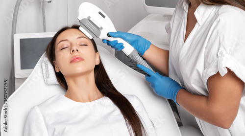 Φωτογραφία Elos epilation hair removal procedure on the face of a woman