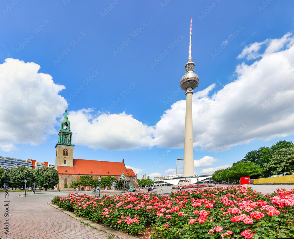 Alexanderplatz Berlin mit Fernsehturm und Marienkirche