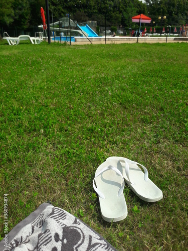Uomo solitario in piscina in estate - relax e svago
