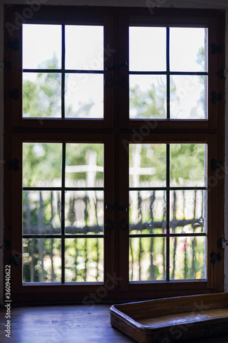 Fensteraussicht aus einem alten Landhaus  Fotografie von innen.