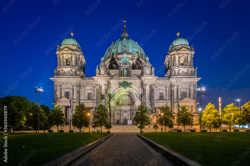 Obraz premium empty berlin cathedral at night