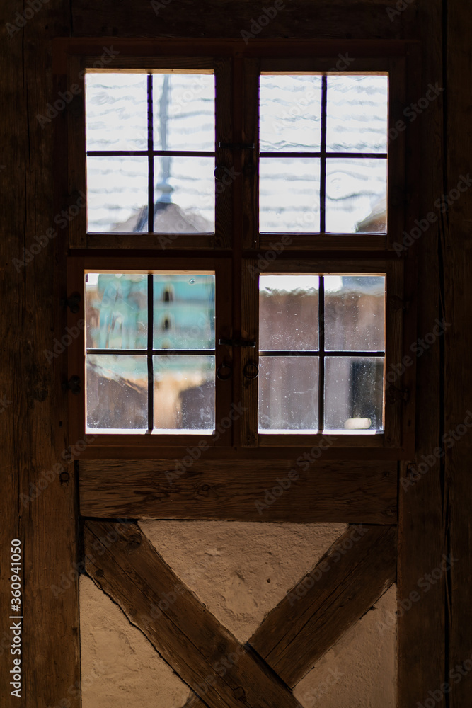 Fototapeta premium Fensteraussicht aus einem alten Landhaus, Fotografie von innen.