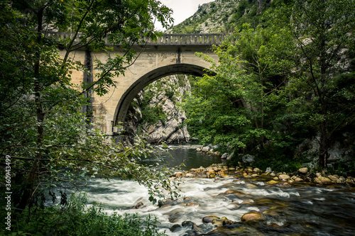 Puente sobre el río Nalón.