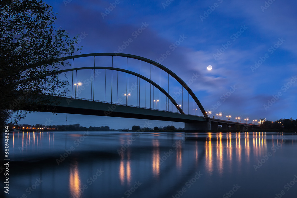 Obraz premium Ostangente, Schwabelweiser Brücke mit Mond zur blauen Stunde in Regensburg