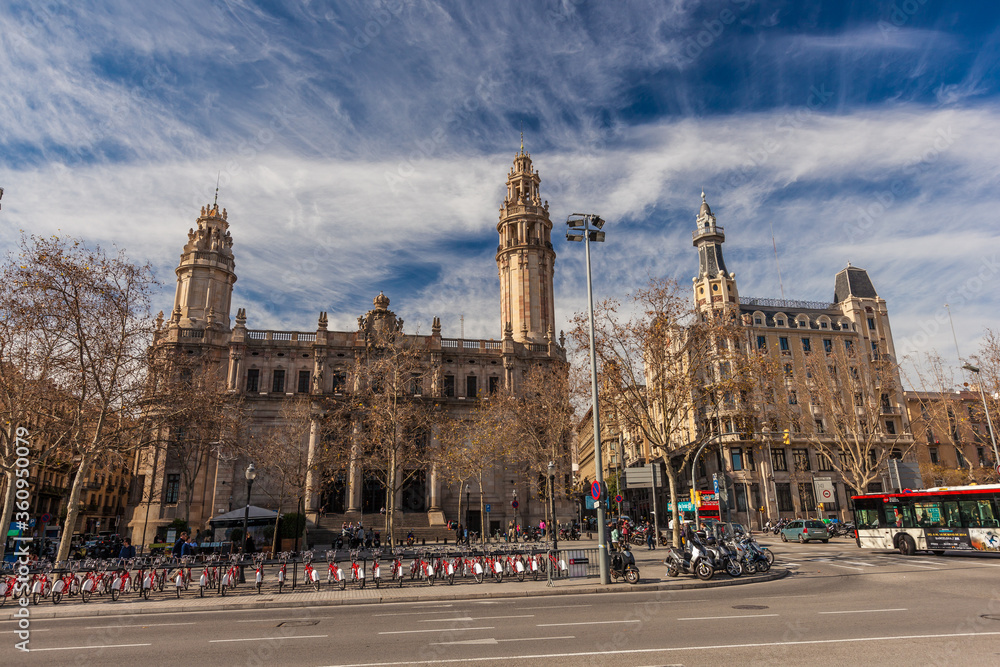 Altstadt Valencia im Sommer tagsüber mit hohen Wolken und Sonnenschein