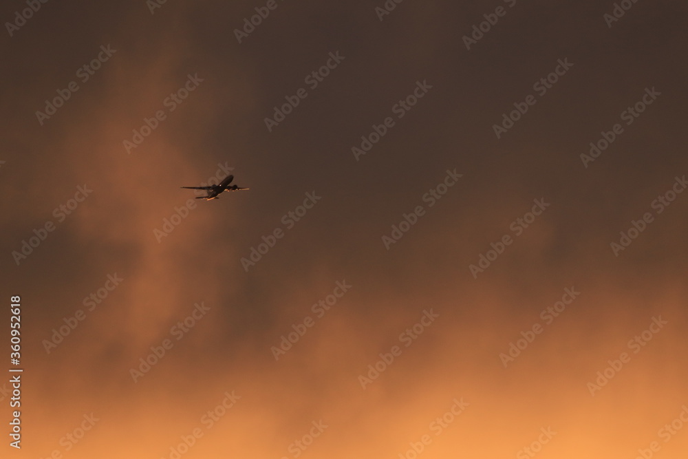 Fototapeta premium Flugzeug am Abendhimmel