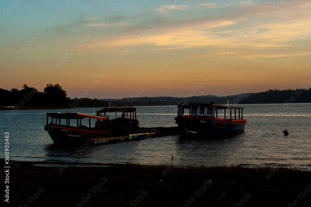 Fototapeta premium boat at sunset