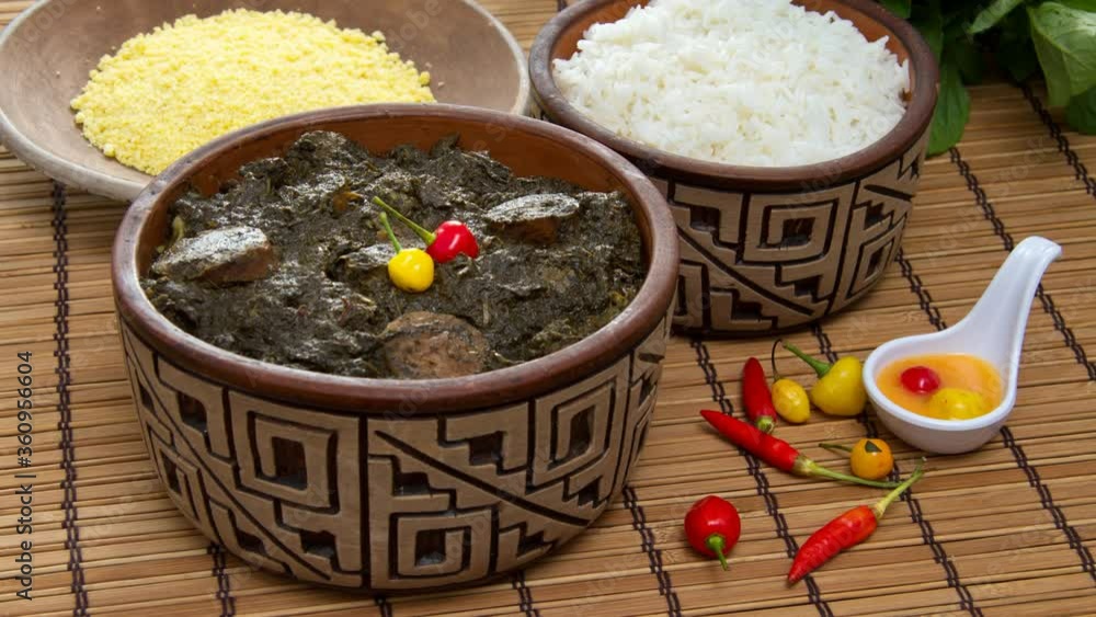 Maniçoba, comida típica da amazônia com arroz e pimenta e farinha