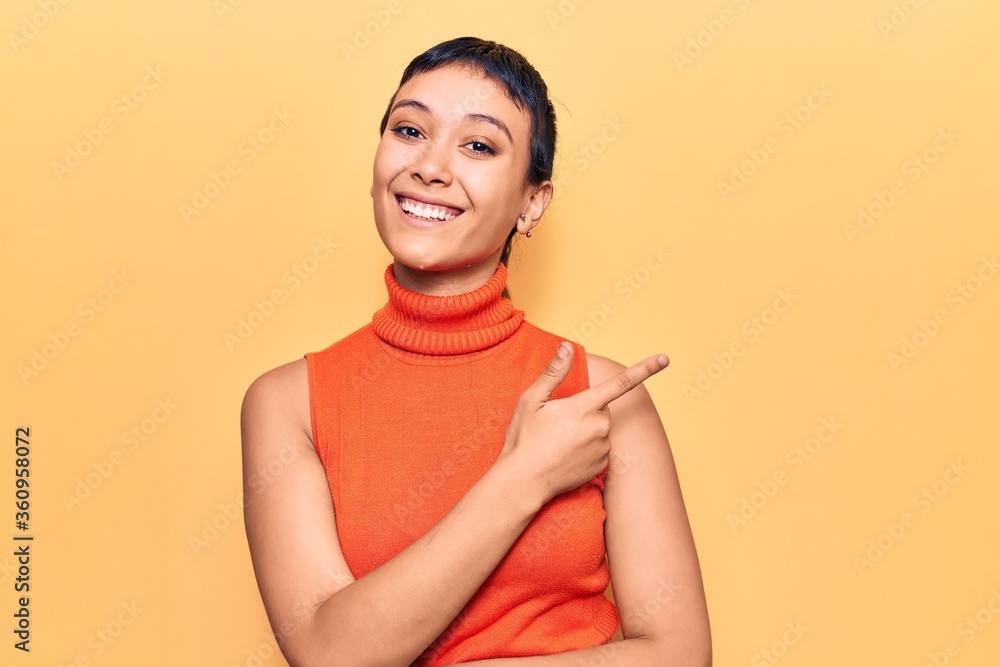 Obraz premium Young woman wearing casual clothes smiling cheerful pointing with hand and finger up to the side