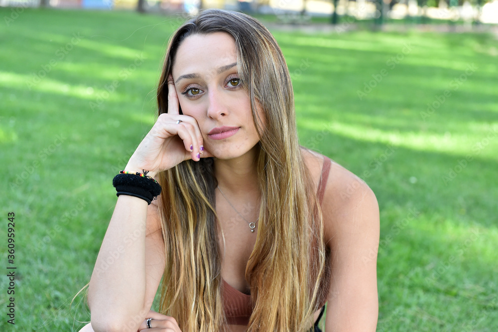 una preciosa modelo rubia con unos bonitos ojos una preciosa modelo rubia con unos bonitos ojos