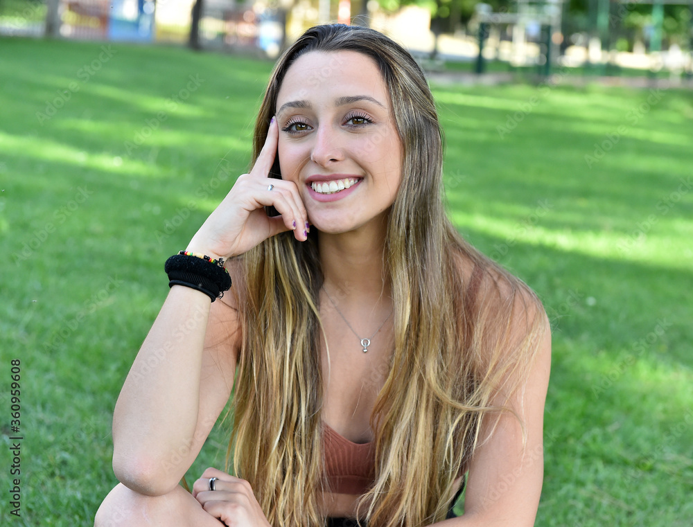 una preciosa modelo rubia con unos bonitos ojos