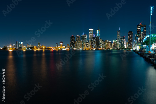 Michigan lake and Chicago skyline at night © Alex