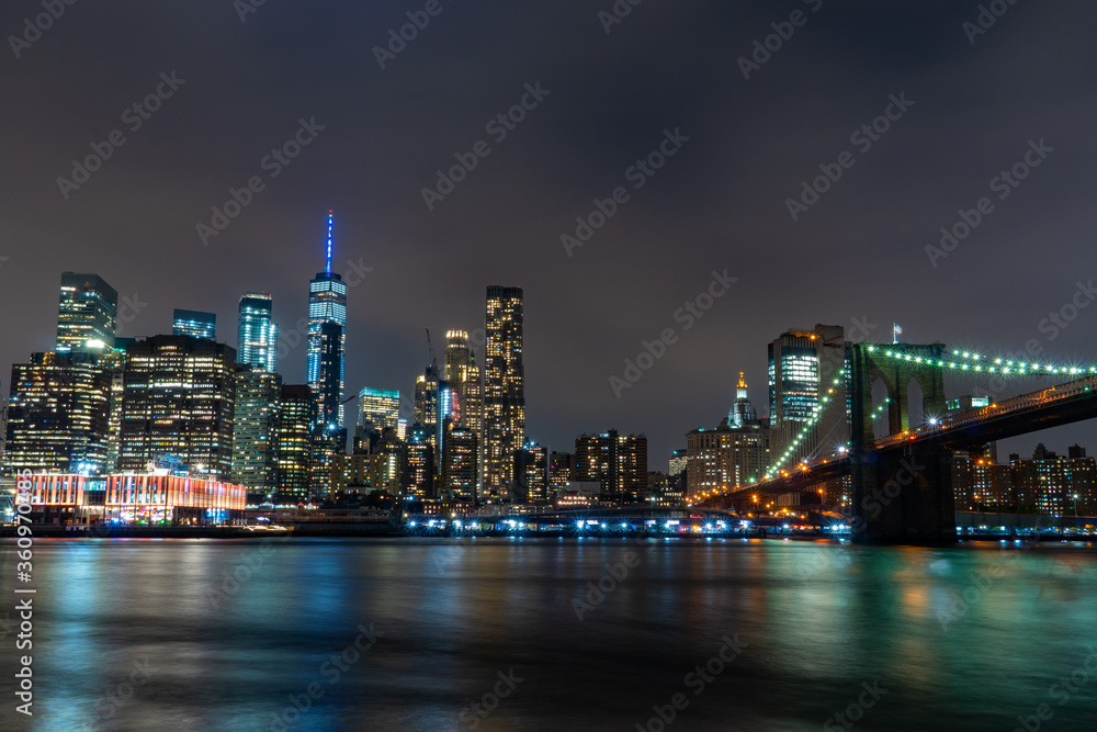 Obraz premium Manhattan Skyline z Brooklynu w Długiej ekspozycji