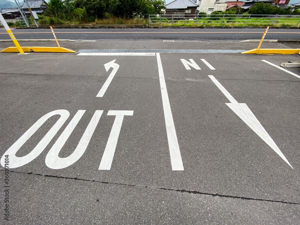 Obraz premium 道路に描かれた矢印の案内