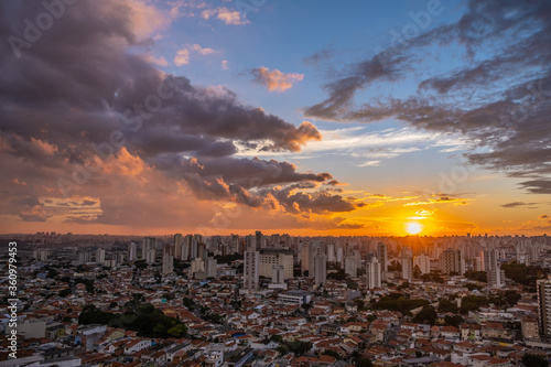 lindo por do sol da cidade de Sao Paulo  Brasil 
