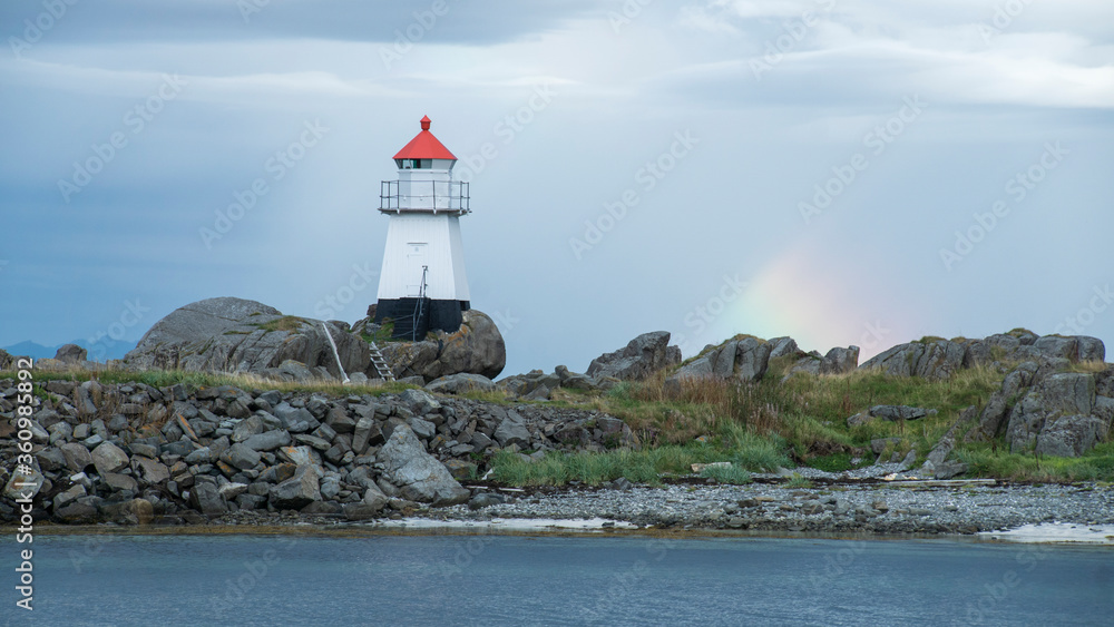 Leuchtturm in Norwegen mit Regenbogen Leuchtturm in Norwegen mit Regenbogen