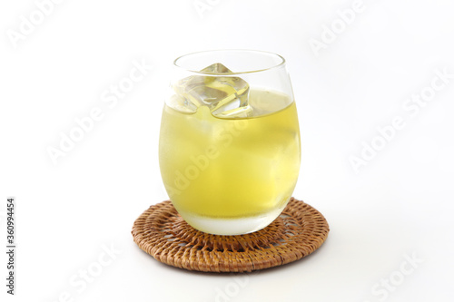 氷を入れた 冷たい 緑茶 アイス グリーンティー 白背景