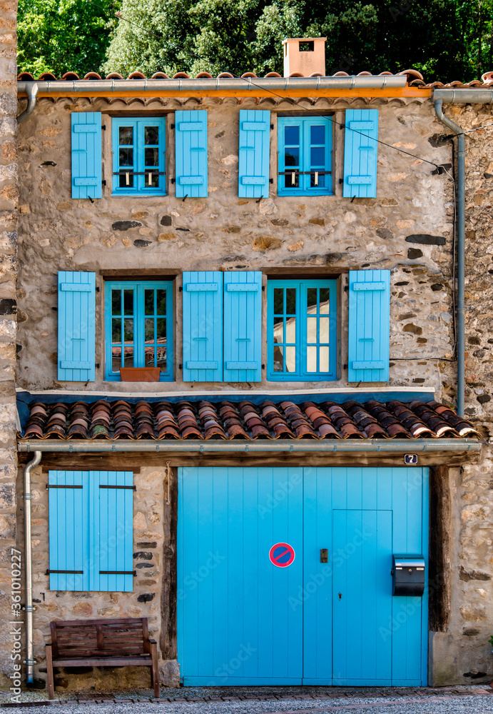 Maison colorée à Puilaurens, France