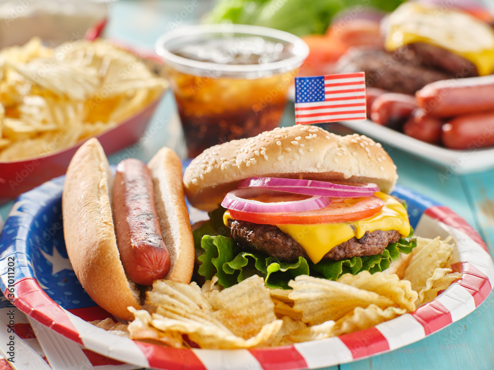 Fototapeta premium 4 lipca burger i hot dog posiłek na papierowym talerzu