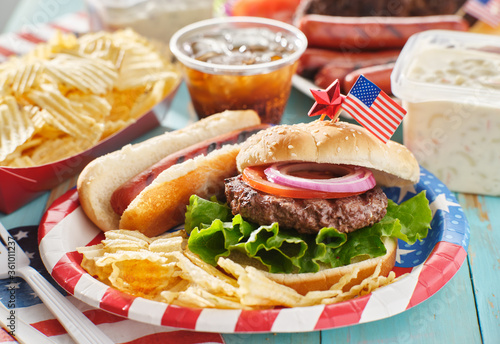 Foto 4th of july meal with hamburger and hot dog