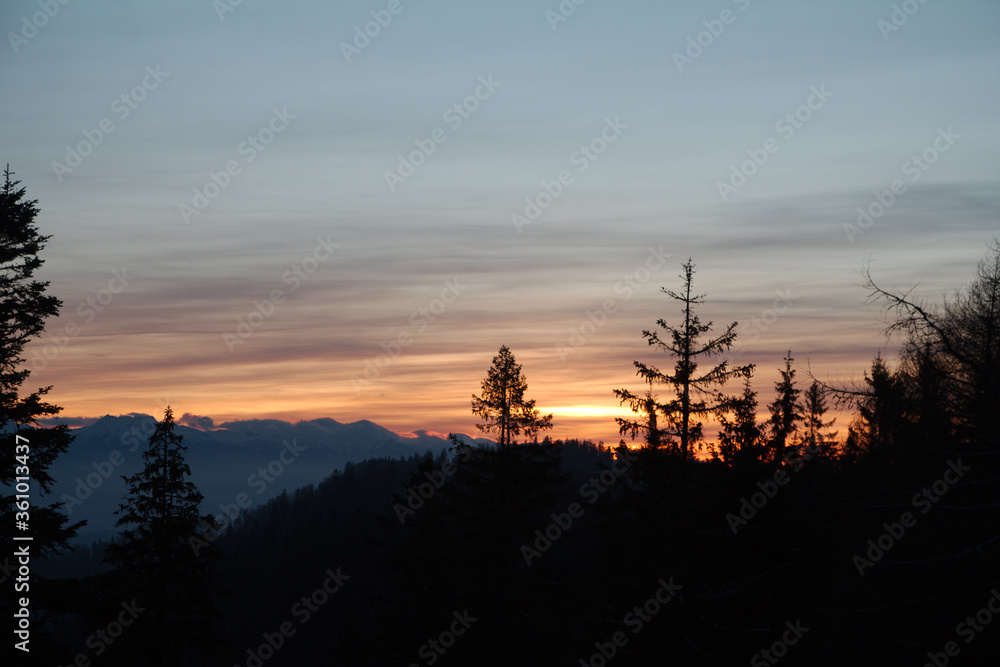 Fototapeta premium zachód słońca w górach