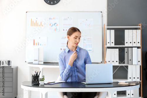 Beautiful businesswoman wor...