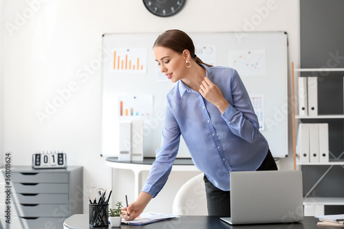 Beautiful businesswoman wor...