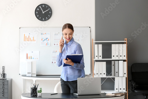 Beautiful businesswoman wor...