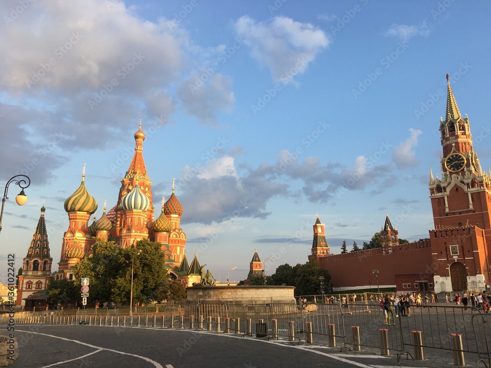 Вид на Храм Василия Блаженного и Троицкую Башню в Москве на Красной площади вечером