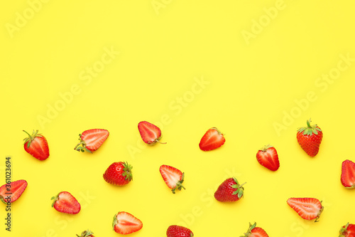Fototapeta Naklejka Na Ścianę i Meble -  Fresh ripe strawberry on color background