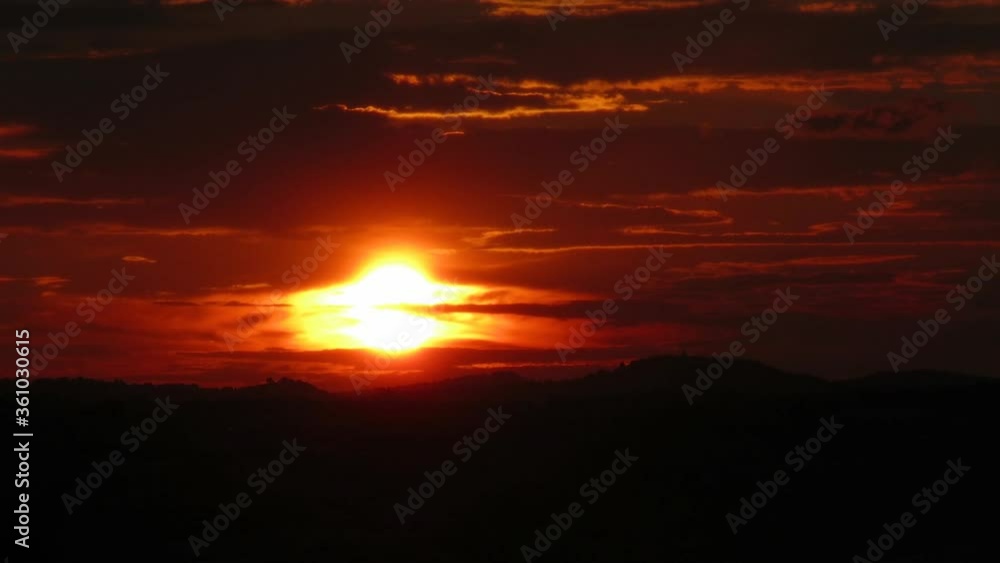 tramonto tra le nuvole tramonto tra le nuvole