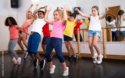 Fototapeta Naklejka Na Ścianę i Meble -  Boys and girls training in dance studio