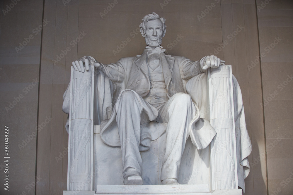 Fototapeta premium Spring, 2016 - Washington DC, USA - Close-up. A clean statue of 16 US President Abraham Lincoln at the Lincoln Memorial in Washington DC without tourists