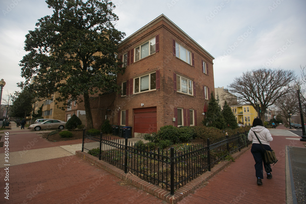 Fototapeta premium Spring, 2016 - Washington DC, USA - Residential Real Estate. Cozy beautiful townhouses in the center of the capital of America among the trees and shrubs.