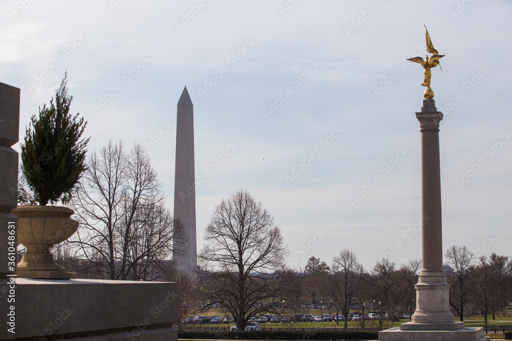 Obraz premium Beautiful landscape. Lincoln Monument against a beautiful sunset sky reflected in the Mirror Pond in Washington DC