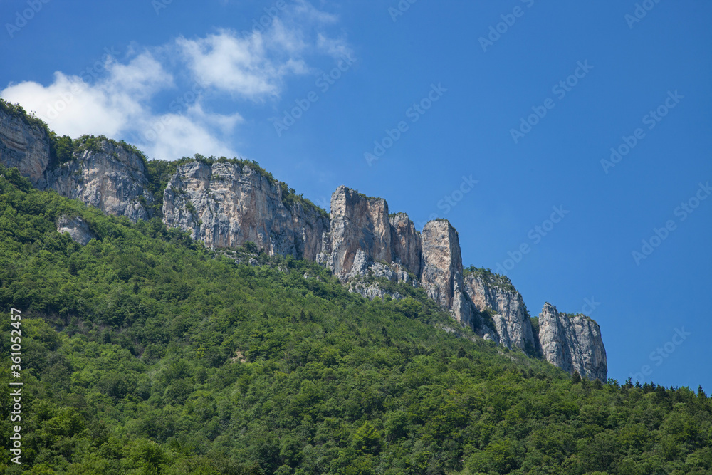 Sous les falaises du Vercors dans la Drôme