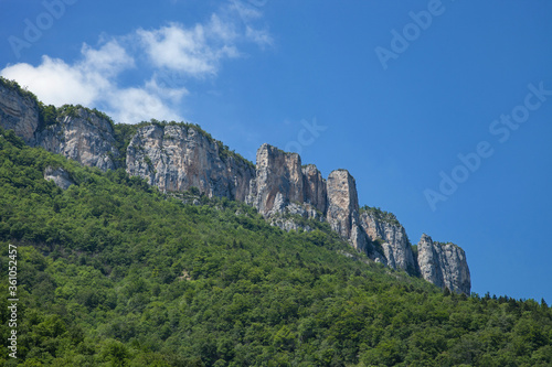 Sous les falaises du Vercors dans la Drôme