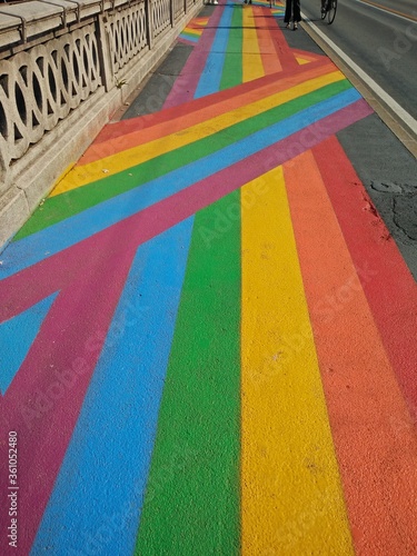 una pittura del marciapiede stradale con i colori arcobaleno antidiscriminazione corso del popolo padova italy