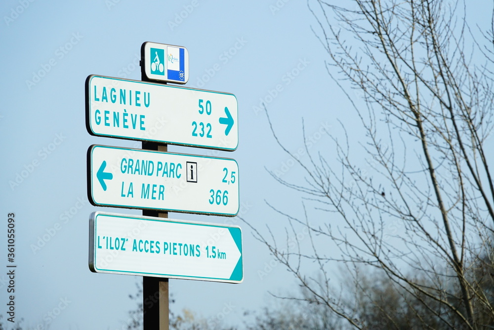 Panneaux d'indications sur la Viarhôna, vélotourisme en France