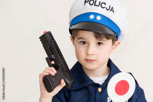 Obraz na płótnie Boy age 6 boy pretending to be a police officer. w salonie