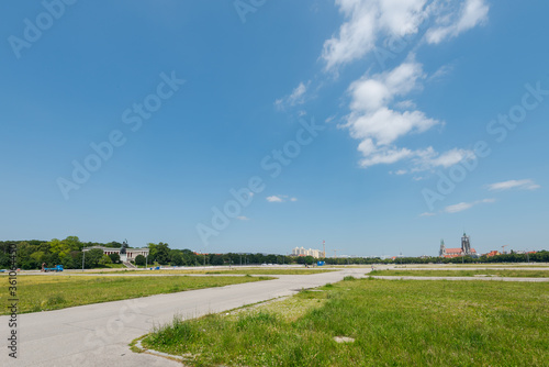 Leere Theresienwiese, Oktoberfestplatz in München im Sommer der Coronapandemie 2020 photo