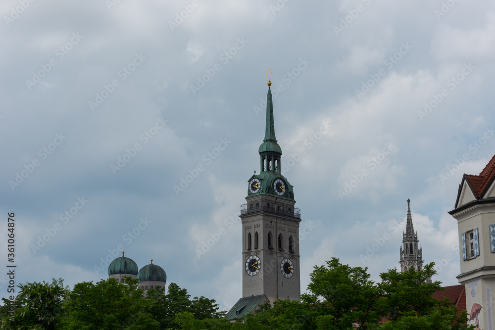 Turm der Kirche St. Peter in München mit Kuppeln der Frauenkirche